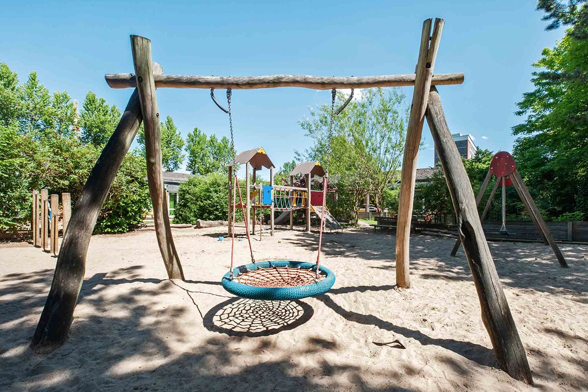 Schaukel auf dem Außengelände der Kita UKE