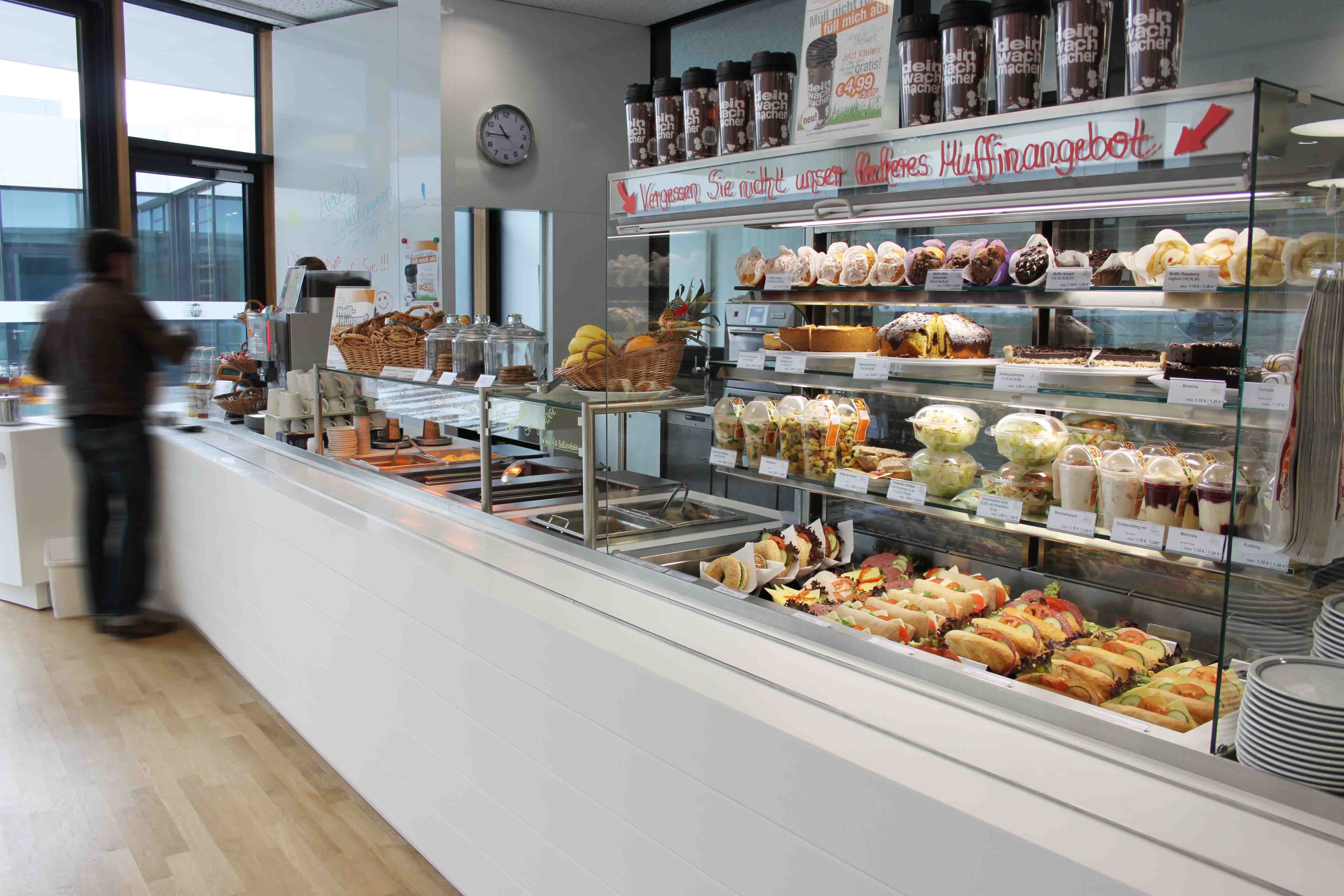 Auslage mit diversen Speisen