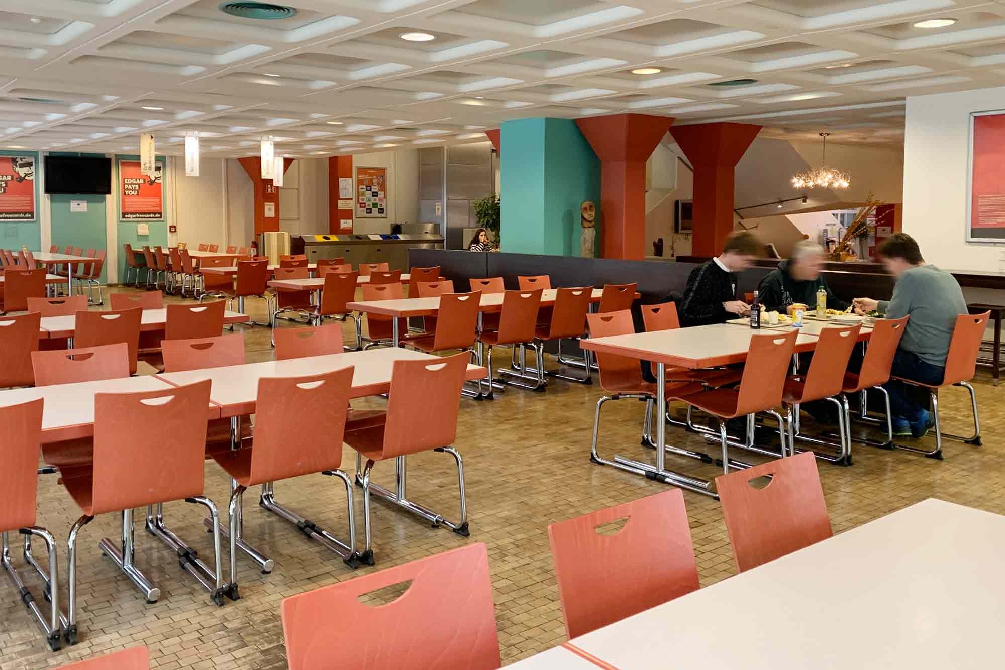 Blick in den Gastraum der Mensa Bergedorf