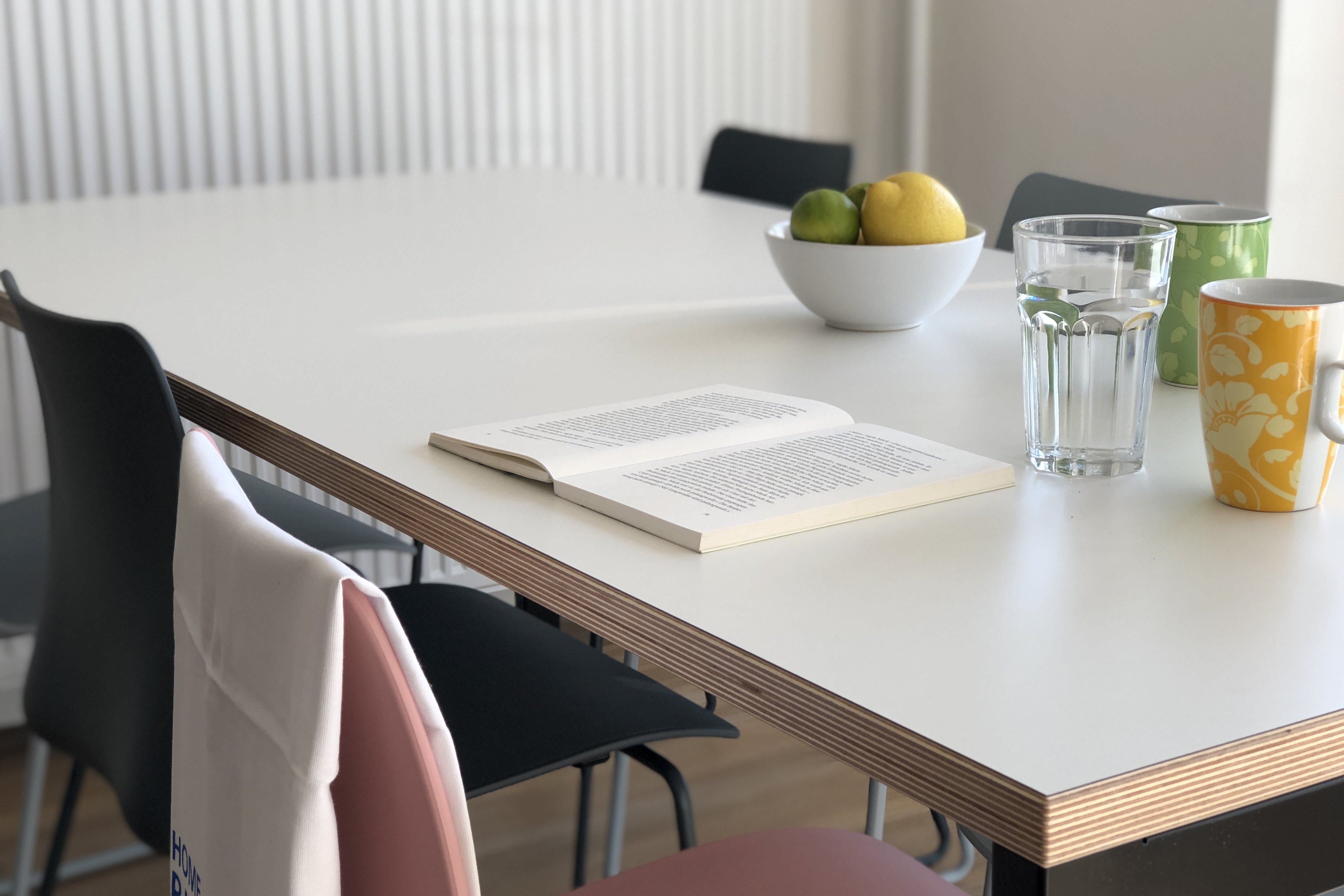 Esstisch mit Stühlen im Gemeinschaftsraum in der Wohnanlage Europa- und Georgi-Haus