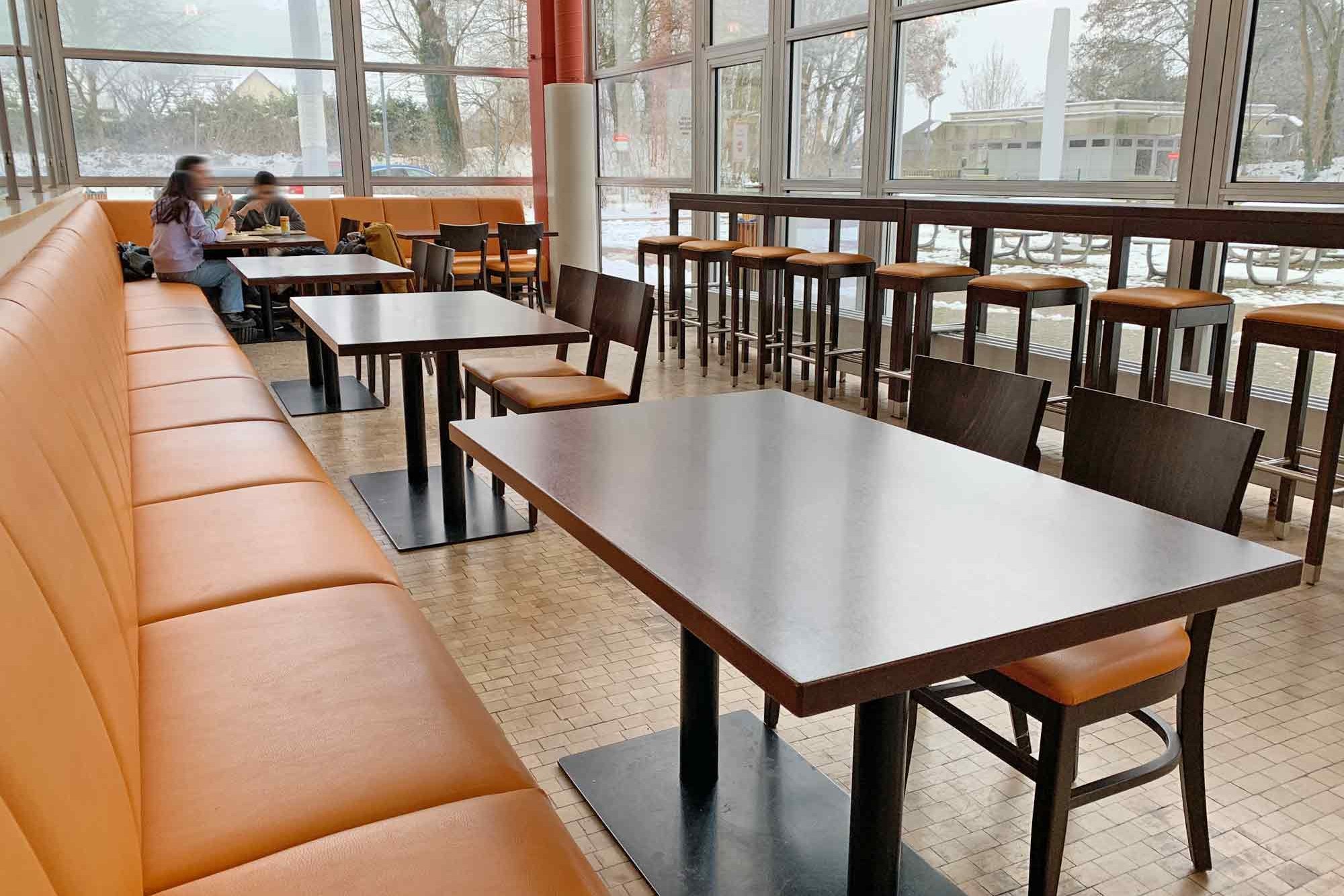 Blick in den Gastraum der Mensa Bergedorf